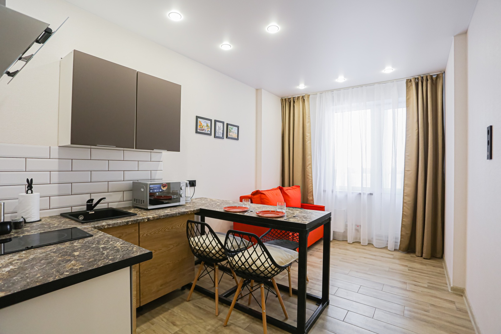 SunSet Красный диван 5-ти местная 1 комнатная квартира
